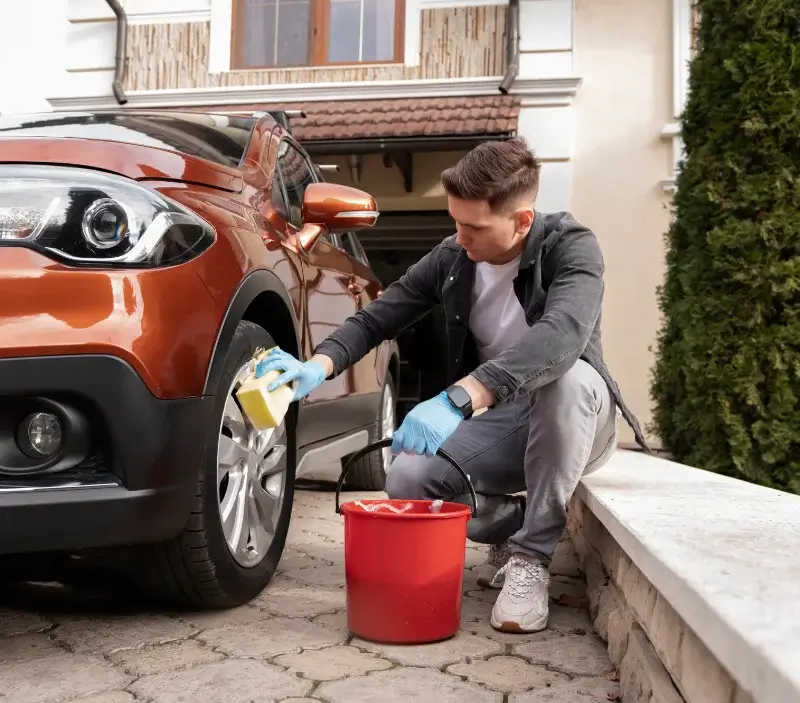 Lavage auto à domicile Saint-Pierre-en-Port : professionnel intervenant sur un véhicule